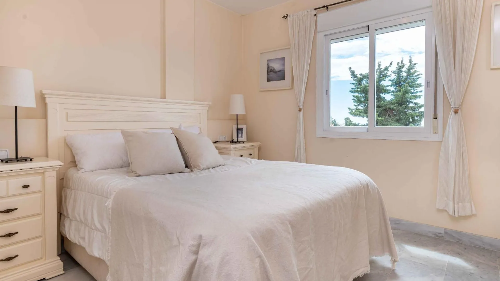 2- Bedroom Apartment With Seaview & Great Location Sitio de Calahonda 0*,  スペイン