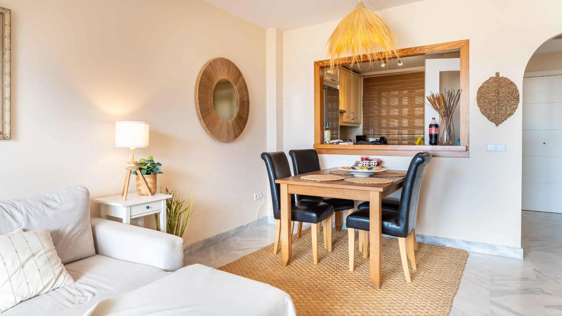 2- Bedroom Apartment With Seaview & Great Location Sitio de Calahonda スペイン