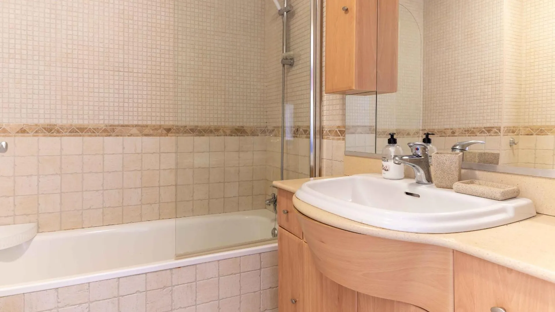 2- Bedroom Apartment With Seaview & Great Location Sitio de Calahonda スペイン